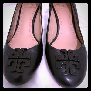 Tory Burch- 65 mm black wedge with black logo
